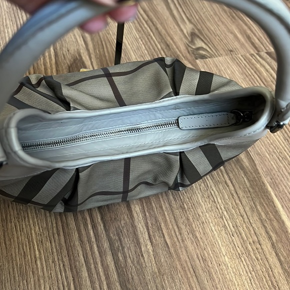 A40- π― % authentic Burberry shoulder bag - Picture 14 of 16